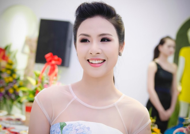 Ngọc Hân đọ vai trần trắng muốt bên Thúy Hằng - ảnh 7